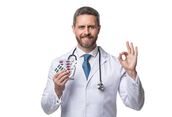 Médico Sonriente Con Medicación Hombre Mantenga Medicación Aislada Blanco Píldoras — Foto de Stock