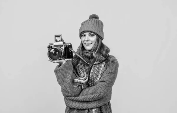 Gelukkige Vrouwelijke Fotograaf Houden Fotocamera Gele Achtergrond Fotografie — Stockfoto