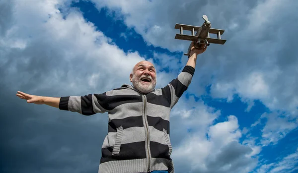 天空背景下的老头儿 老年人在退休时 退休老人 户外玩具飞机 — 图库照片