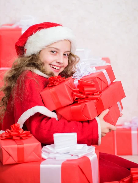 女孩庆祝圣诞节 孩子在帮桑塔 新年假期的传统 小桑塔助手的概念 孩子们很兴奋能打开圣诞礼物 探索圣诞节的礼物 拆开圣诞礼物 — 图库照片