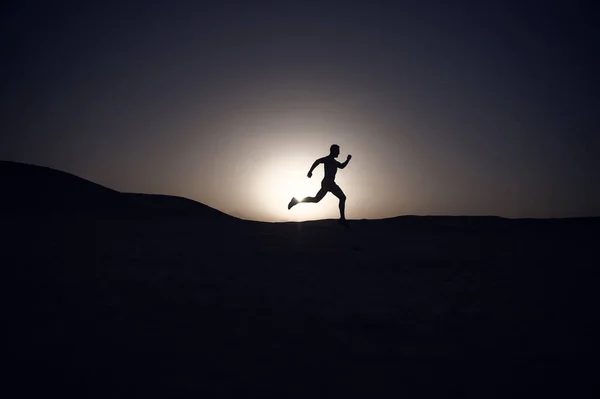 Человек Бежит Силуэт Фоне Заката Молодой Кавказский Бег Горах — стоковое фото