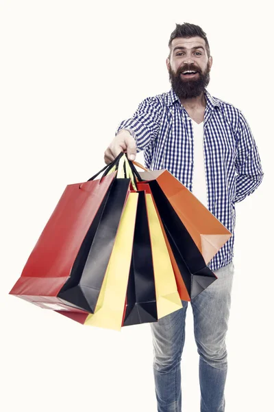 袋子满了 快乐的嬉皮士购物者拿着购物袋隔离在白色 季节性销售后 留着胡子的男人带着纸袋微笑着 携带五颜六色的袋子携带节日购物 — 图库照片