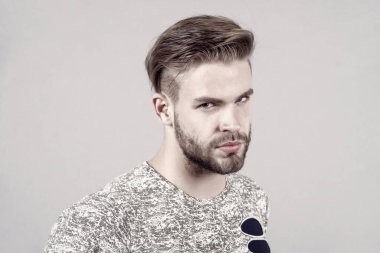 Tshirt gri arka plan üzerinde adam. Maço sakallı yüzü ve şık saç, saç kesimi. Moda, Stil, eğilim. Kuaför Salonu, berber. Damat, erkek güzellik kavramı