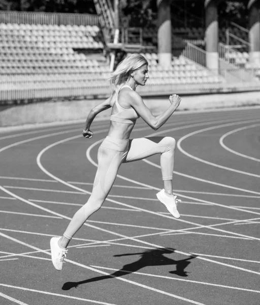 运动中的女体育教练 速度和精力 穿着健美运动服的性感跑步者 跑在室外竞技场赛马场上 训练和锻炼 田径女教练 — 图库照片