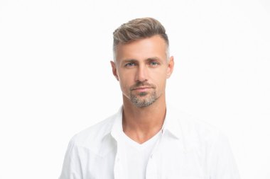 Yakışıklı, tıraşsız adam suratının stüdyo fotoğrafı. Beyaz arka planda izole edilmiş olgun traşsız erkek portresi. Beyaz gömlekli traşsız bir adamın yüzü. Traşsız bir adamın portresi..