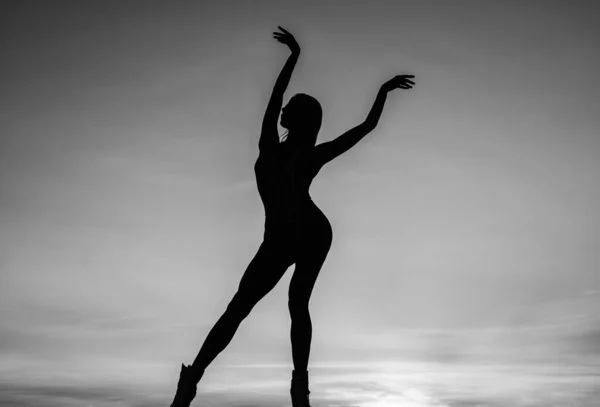 야외에서 춤추는 여자의 어두운 형상의 실루엣 — 스톡 사진