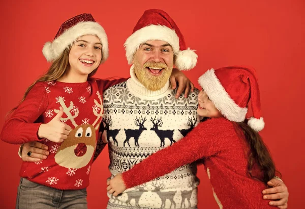 Ευτυχισμένη Οικογένεια Γιορτάζουν Χριστούγεννα Μικρά Κορίτσια Αγαπούν Τον Πατέρα Τους — Φωτογραφία Αρχείου