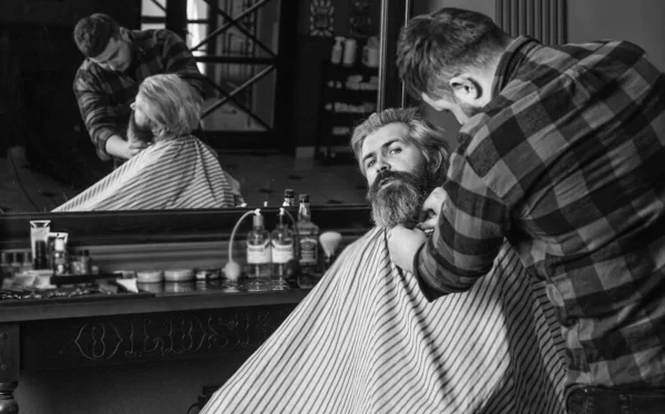 Hombre Barbudo Concepto Barbería Joven Hipster Con Barba Cortándose Pelo — Foto de Stock