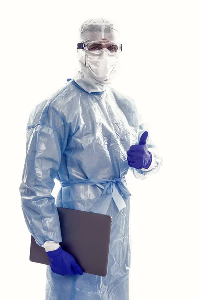 白衣に隔離された防護服を着た親指を持つ医療従事者19人の白血球感染症がノートブック上のオンラインから働くのを安全に保つ コロナウイルスオンラインの結果 — ストック写真