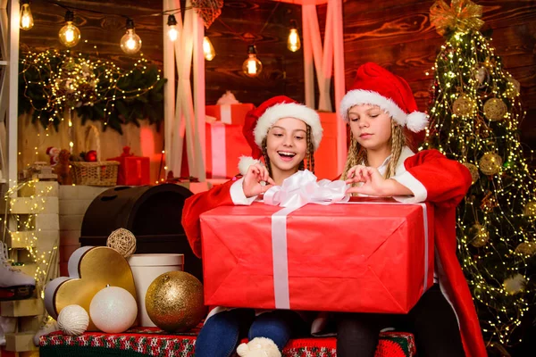 新年がやって来ます ウィンター ショッピング セール メリー クリスマス 幸せな小さな女の子はクリスマス気分があります 新年会のお祝い 姉妹は家族の休日を一緒に過ごす サンタの子供たちプレゼントボックス — ストック写真