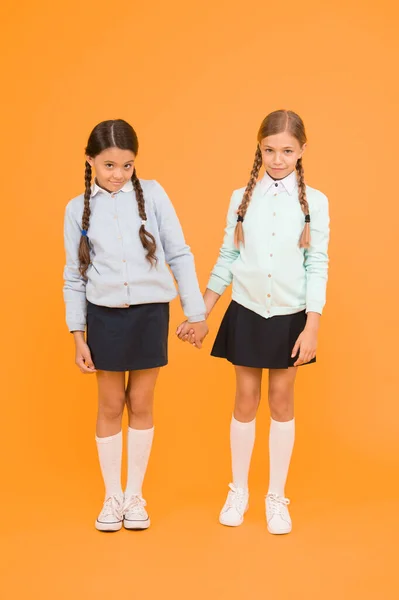 Szégyenlős Érzés Aranyos Gyerekek Kezében Sárga Háttér Kicsinyeim Iskolai Egyenruhát — Stock Fotó