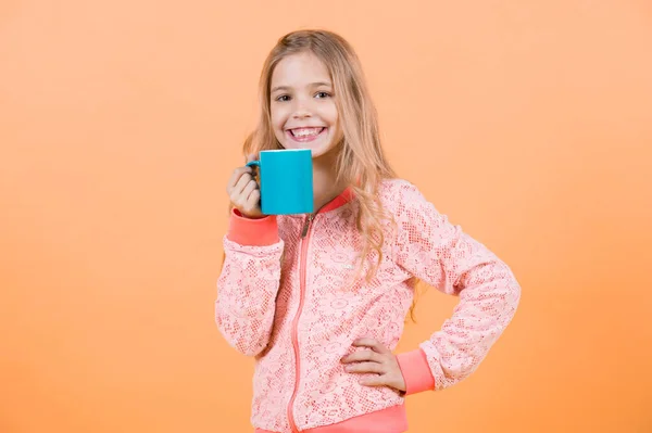 Liten Flicka Leende Med Blå Kopp Orange Bakgrund Lyckligt Barn — Stockfoto