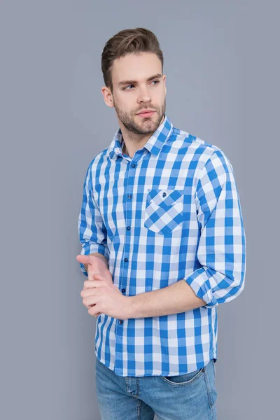 Junger Stylischer Typ Kariertem Hemd Auf Grauem Hintergrund Mann Stylischem — Stockfoto