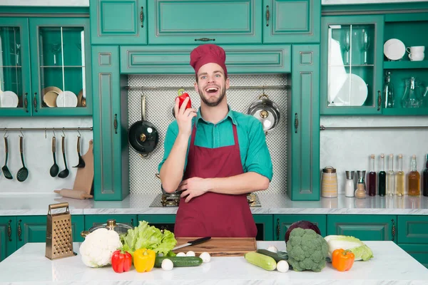 Mladý Muž Připravuje Chutné Zdravé Jídlo Zeleninou Domácí Kuchyni — Stock fotografie