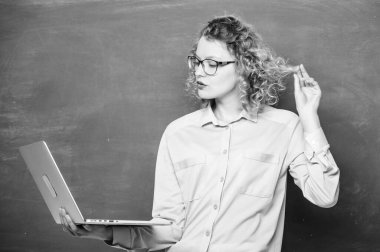 Okul öğretmeninin karatahta geçmişi. İstihbarat ve programlama. İnternette sörf yapan kız. Dijital teknolojiler okulu. Mesafe öğrenme. Modern eğitim. Online rota. Çevrimiçi okul.