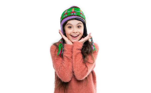 질이야 모자를 모델을 놀랐습니다 배경에 고립된 모자를 소녀는 스웨터를 스튜디오에서 — 스톡 사진