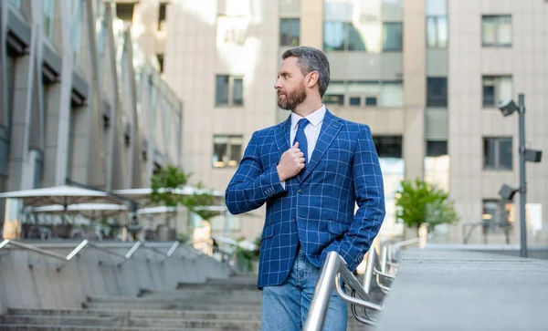 Επιχειρηματίας Επίσημο Σακάκι Καυκάσιος Επιχειρηματίας Στέκεται Έξω Επαγγελματίας Επιχειρηματίας Επίσημο — Φωτογραφία Αρχείου
