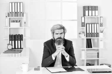 İş sözleşmeleri. Ceketli başarılı sakallı CEO. Kendine güvenen adam kağıt klasörü tutuyor. Olgun erkek patron. İş adamı belgelerle çalışır. Modern ofiste girişimci.