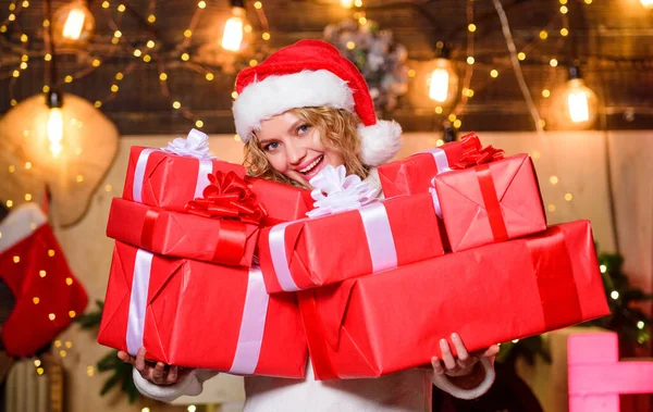 圣诞气氛 女人和圣诞节的时间 新年快乐 送礼物 快乐的圣诞节 寒假和假期 圣诞购物 带礼品盒的女孩 — 图库照片