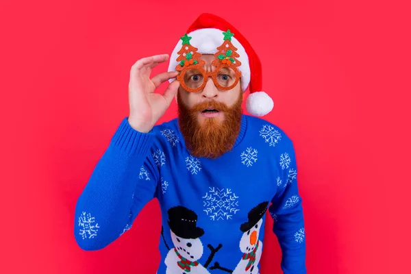 Weihnachtsfeier Neugieriger Mann Partybrille Weihnachten Weihnachtsmann Auf Weihnachtsfeier Isoliert Auf — Stockfoto