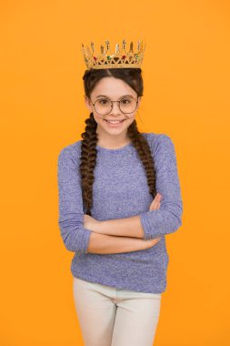 Kız prenses. Mutlu gülümseyen prenses. Benim için büyük bir onur. Küçük akıllı kız gözlük takıyor. Akıllı çocuk. Gözlüklü sevimli kız. Mükemmel bir öğrenci. Başarı ve mutluluk. Prenses konsepti.