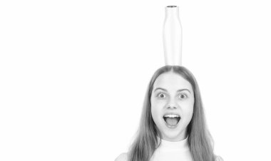 Günlük alışkanlıklar ve kişisel bakım. Saç düzleştirici kremli. Deri losyonu şişesi. kopyalama alanı. Gençler için kozmetik ürünler sunuyorum. Çocuk duş jeli kullanıyor. çocuk saçını şampuanla temizliyor.