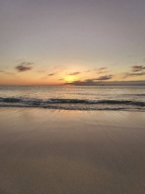 Akşam karanlığında deniz kıyısında gökyüzünün altında.