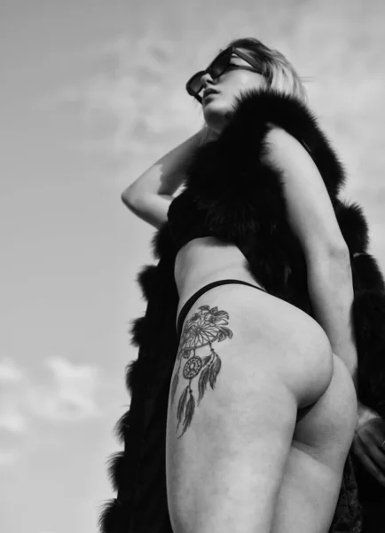 Πλούσια Πολυτέλεια Και Κομψή Έννοια Καλοκαιρινή Μόδα Σέξι Κοπέλα Τατουάζ — Φωτογραφία Αρχείου