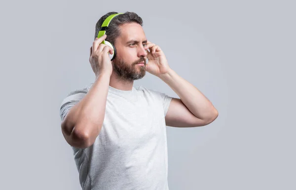 Καυκάσιος Άντρας Ακούει Μουσική Ακουστικά Απομονωμένα Γκρι Φόντο Άνθρωπος Ακούει — Φωτογραφία Αρχείου