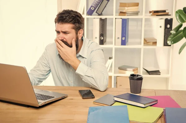 Ofis Masasında Dizüstü Bilgisayarda Çalışan Stresli Adamı Stres — Stok fotoğraf