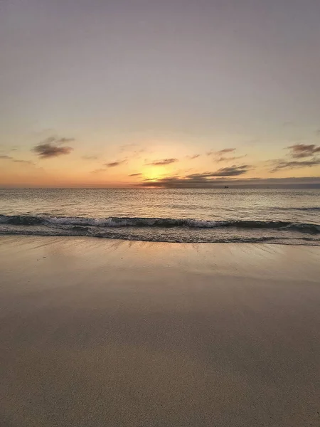 Mořská Pláž Pod Večerní Oblohou Soumraku — Stock fotografie