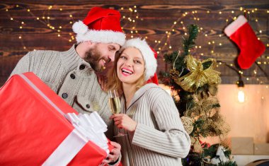 Mutlu bir aile. Noel 'i evde kutlayan bir aile. Aile, Noel geleneklerine saygı duyar. Erkek ve kadın Noel Baba şapkaları hediye aldığı için minnettar. Boks günü. Yeni yıl arifesinde aşık bir çift. Ne hoş sürpriz..