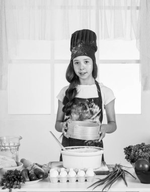 Şef önlüklü kız ve şapka pişirme, brunch.