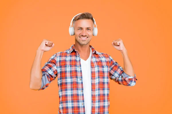Щасливий Чоловік Робить Потужний Жест Згинаючи Сильні Руки Слухаючи Музику — стокове фото