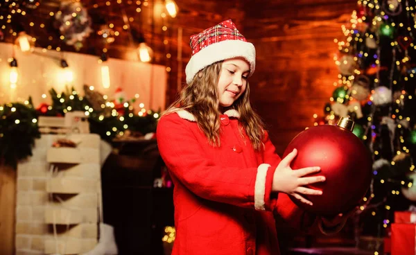 Noel Düşüncelerinde Kayboldum Kırmızı Şapkalı Küçük Kız Tatil Hediyesi Elf — Stok fotoğraf