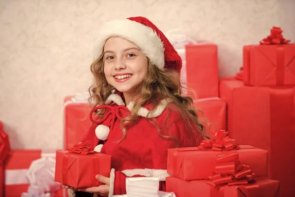 冬の幸福の概念 クリスマスのギフトを探検しなさい クリスマスプレゼントを お正月の伝統 子供はクリスマスプレゼントを開くことに興奮しました 女の子はクリスマスを祝う サンタは彼女の贈り物をもたらす — ストック写真