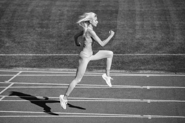 田径女运动员在训练健身 精力充沛前在体育场跑道上短跑 — 图库照片