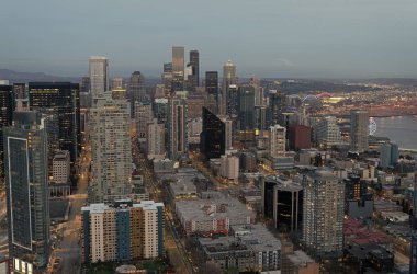 Seattle, Washington D.C. ABD - 3 Nisan 2021: Seattle Skyline, Bayview kulesinden alacakaranlık hava manzaralı gökdelen binaları. şehir mimarisi.