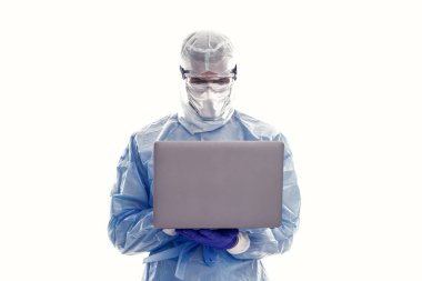 Doktor Epidemiyoloji uzmanı Coronavirus salgını sırasında solunum maskesi ve koruyucu kostüm takıyor. Bilgisayar üzerinde çalışıyor.
