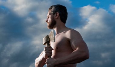 Baltalı üstsüz adam. Keresteci, baltayı tut. Gökyüzündeki vahşi adam.