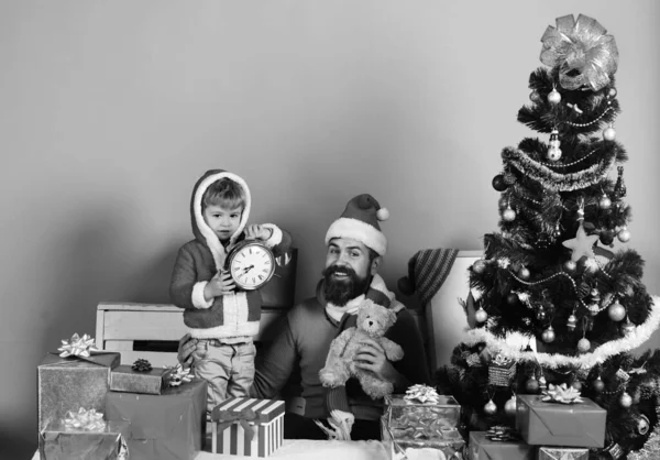 Santa Little Elf Trzymać Stary Zegar Pokazano Pięć Północy Rodzina — Zdjęcie stockowe