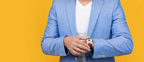 Pontualidade Homem Com Relógio Casaco Isolado Amarelo Espaço Cópia Pontualidade — Fotografia de Stock