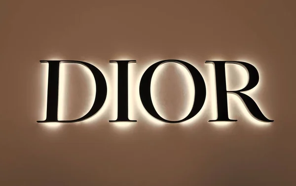 美国迈阿密 2021年3月20日 佛罗里达州设计区墙上点亮Dior商店标志 克里斯琴迪奥 — 图库照片