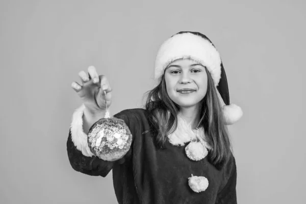 Gelukkig Kerstmis Kind Meisje Dragen Rode Kerstman Hoed Kostuum Houden — Stockfoto