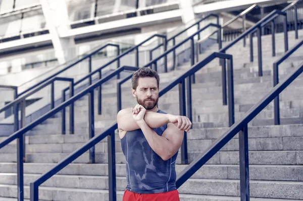 Preparando Sus Músculos Hombre Fitness Calentándose Gimnasio Tener Buen Estiramiento — Foto de Stock
