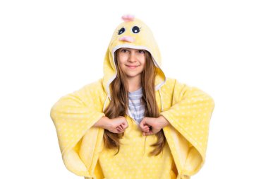 Pijamalı mutlu genç kız. Beyaz arka planda izole edilmiş pijamalı bir genç kız. Genç kız stüdyoda pijama giyiyor. Pijama giyen genç bir kızın fotoğrafı..