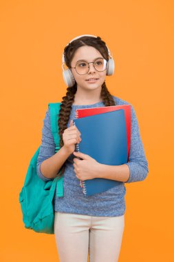 Sırt çantası ve okul gereçleri ile modern öğrenci kız sarı arka plan, dijital çalışma konsepti.