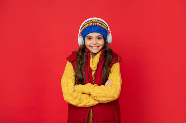 Χαρούμενο Παιδί Καπέλο Ακούγοντας Μουσική Στα Ακουστικά Παιδική Ηλικία — Φωτογραφία Αρχείου
