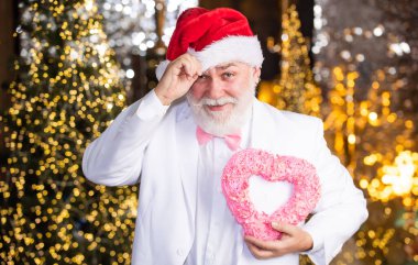 Noel Baba. İyi kalpli bir büyükbaba. Noel süsü. Sevgi ve ilgi. Beyaz sakallı olgun bir adam. Yardımseverlik ve nezaket. Noel arifesi. Çok güzel selamlar. Son sınıf öğrencisi Noel 'i kutluyor..