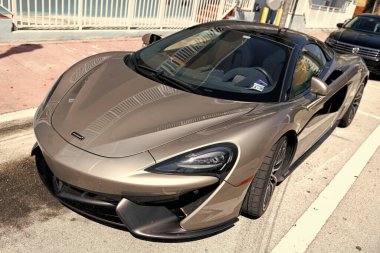 Los Angeles, Kaliforniya ABD - 13 Nisan 2021: Silver Grey McLaren Otomotiv Şirketi 570 'lerin lüks spor araba süperotomobili. Üst köşe görünümü.